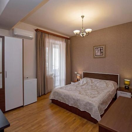 Hotel Season Erivan Exterior foto